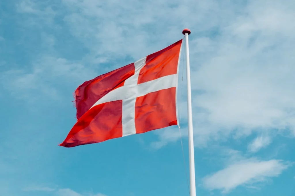 kobi education-syarat beasiswa danish government-gambar bendera denmark yang sedang berkibar