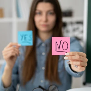 kobi education-kesalahan belajar grammar-gambar perempuan sedang memegang kertas biru dan kertas pink yang memberikan kata yes serta no