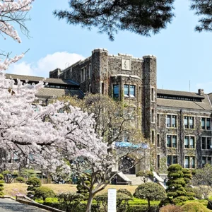 kobi education-jurusan top yonsei university-gambar penampilan salah satu universitas di negara asia pada siang hari yang cerah