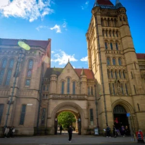 kobi education-global future scholarship-gambar penampilan university of manchester pada siang hari yang cerah dengan langit biru