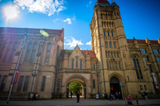 kobi education-global future scholarship-gambar penampilan university of manchester pada siang hari yang cerah dengan langit biru