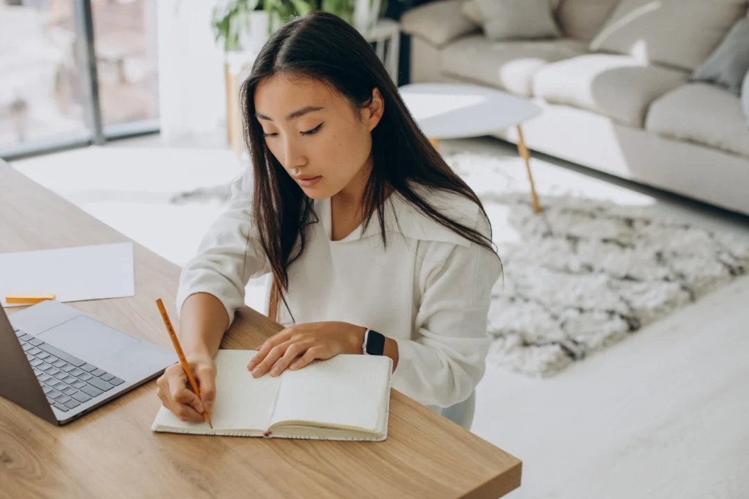 kobi education-beasiswa ewha global partnership program-gambar perempuan sedang persiapan untuk menghadapi tes kuliah di kamar yang nyaman