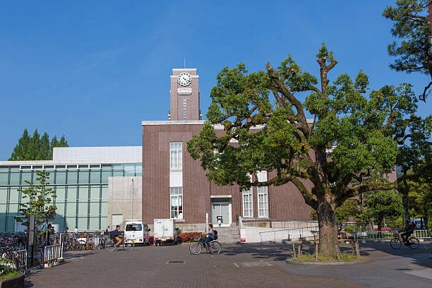 kobi education-jurusan di kyoto university-gambar penampilan salah satu bangunan universitas jepang pada siang hari yang cukup cerah