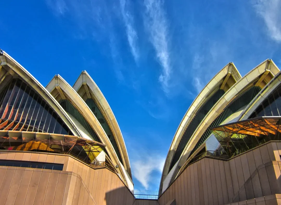 kobi education-prospek kerja di australia-gambar penampilan opera house dengan jarak yang sangat dekat di tengah langit yang biru