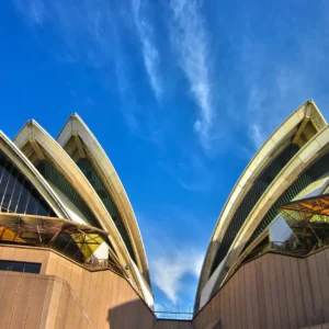 kobi education-prospek kerja di australia-gambar penampilan opera house dengan jarak yang sangat dekat di tengah langit yang biru