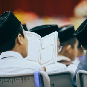 kobi education-universitas islam terbaik di dunia-gambar para pemuda sedang membaca quran