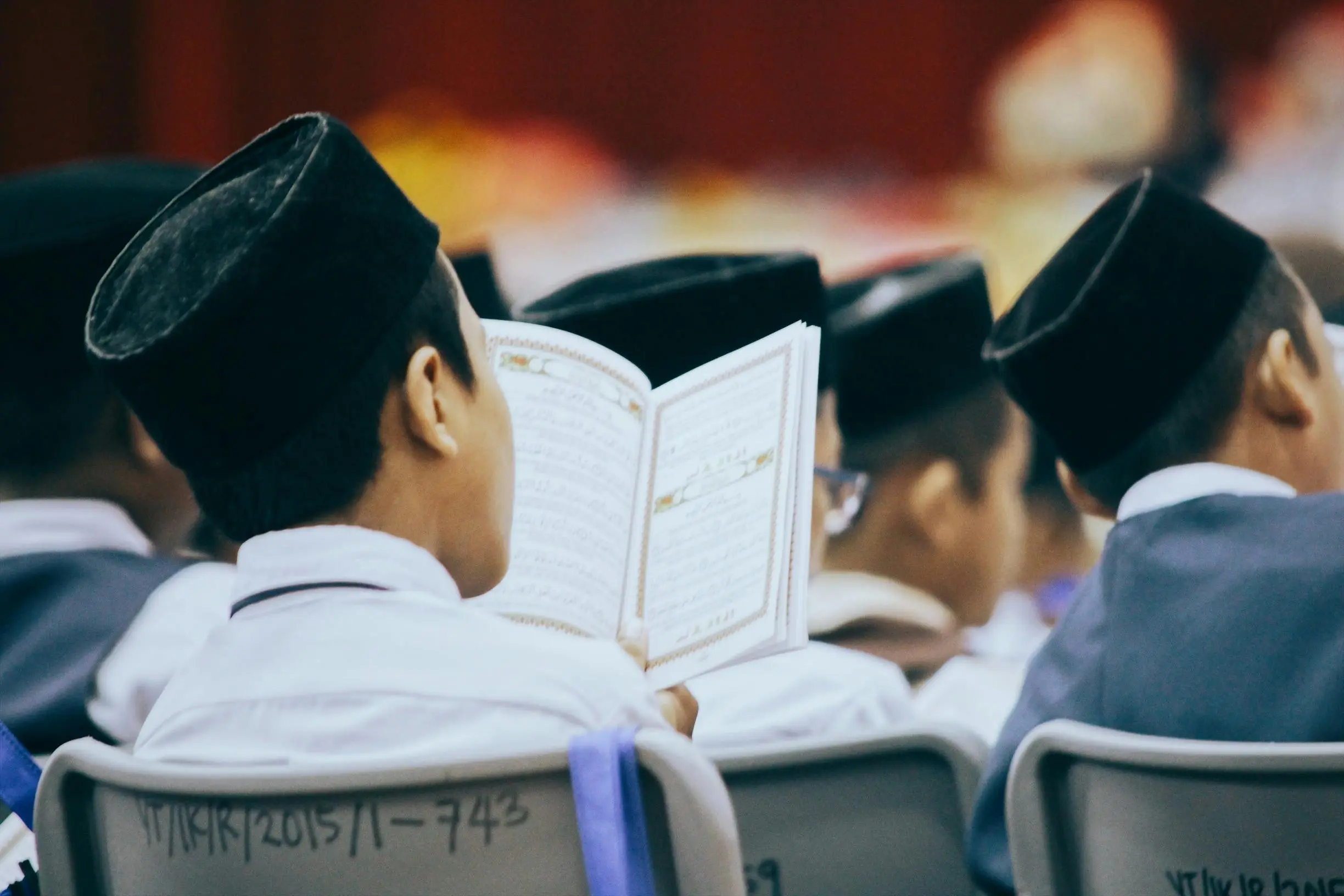 kobi education-universitas islam terbaik di dunia-gambar para pemuda sedang membaca quran