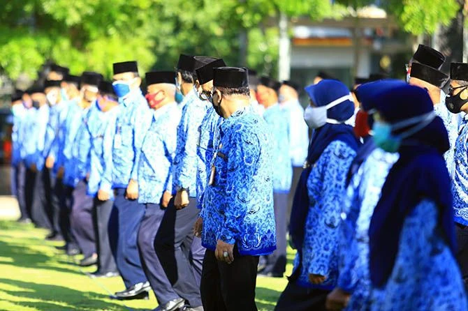 kobi education-syarat masuk pns-gambar berbagai pegawai negara sipil yang sedang ramai berdiri di tengah lapangan
