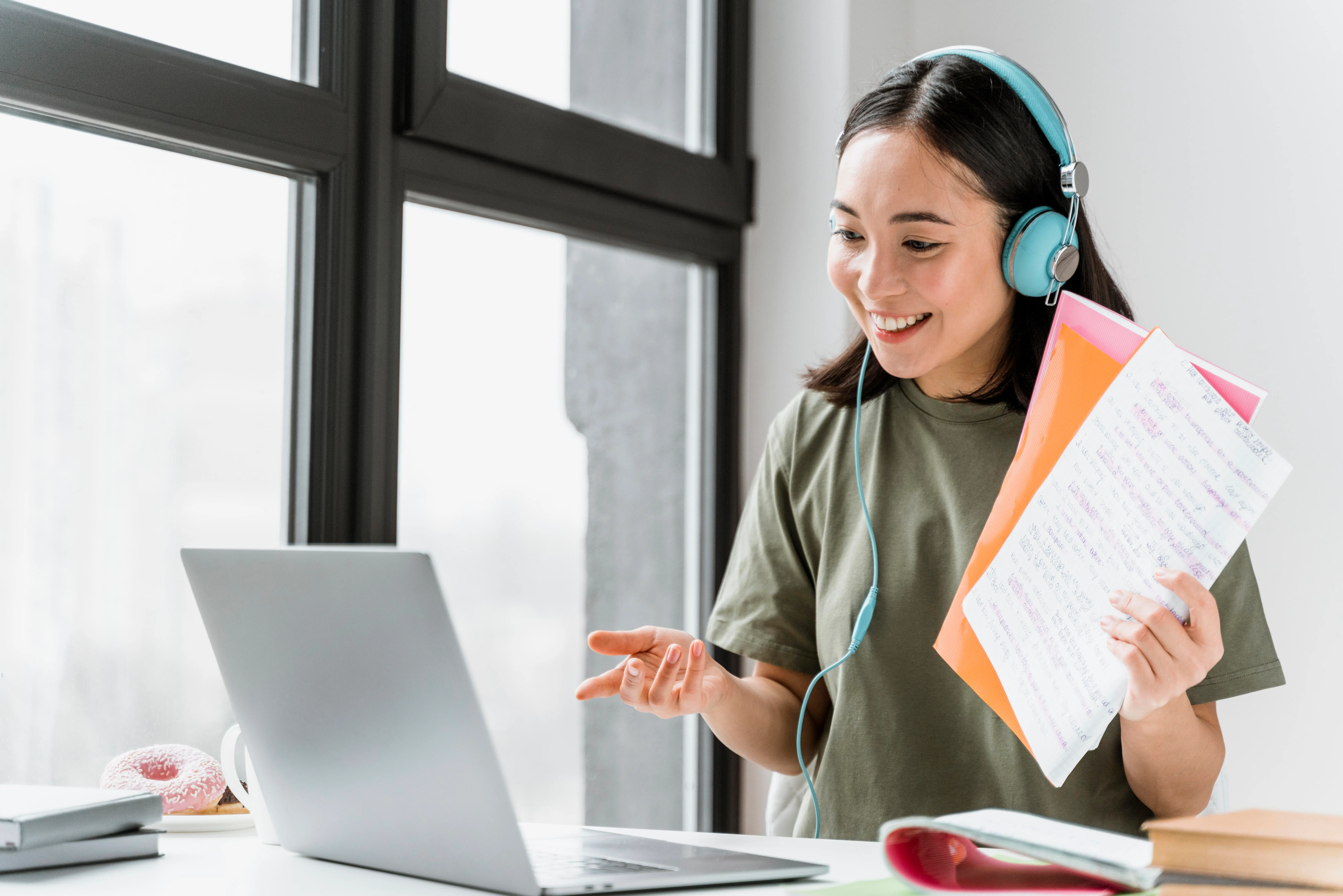 kobi education-alasan belajar ielts-gambar perempuan sedang belajar dengan ceria bersama temannya secara online via laptop