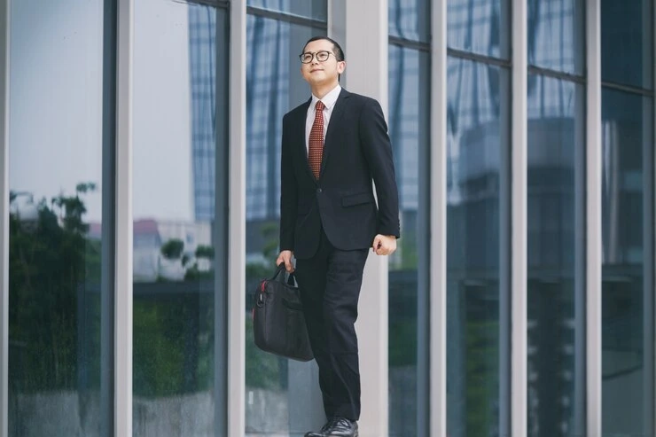 kobi education-jenjang karir di korea-karyawan dengan posisi yang tinggi di perusahaan sedang berjalan dengan santai