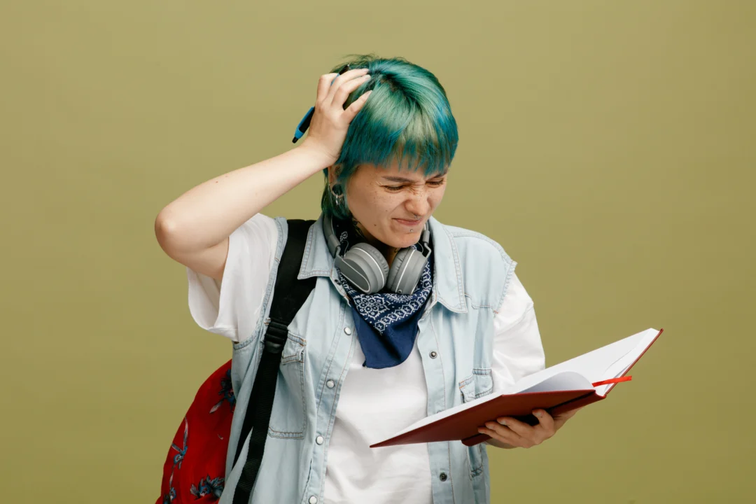 kobi education-tips menghadapi culture shock-gambar perempuan dengan rambut berwarna sedang resah