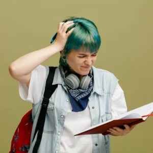 kobi education-tips menghadapi culture shock-gambar perempuan dengan rambut berwarna sedang resah