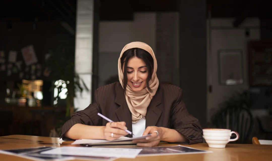 kobi education-beasiswa cairo excellence-gambar wanita dari timur tengah sedang belajar dengan sangat ceria
