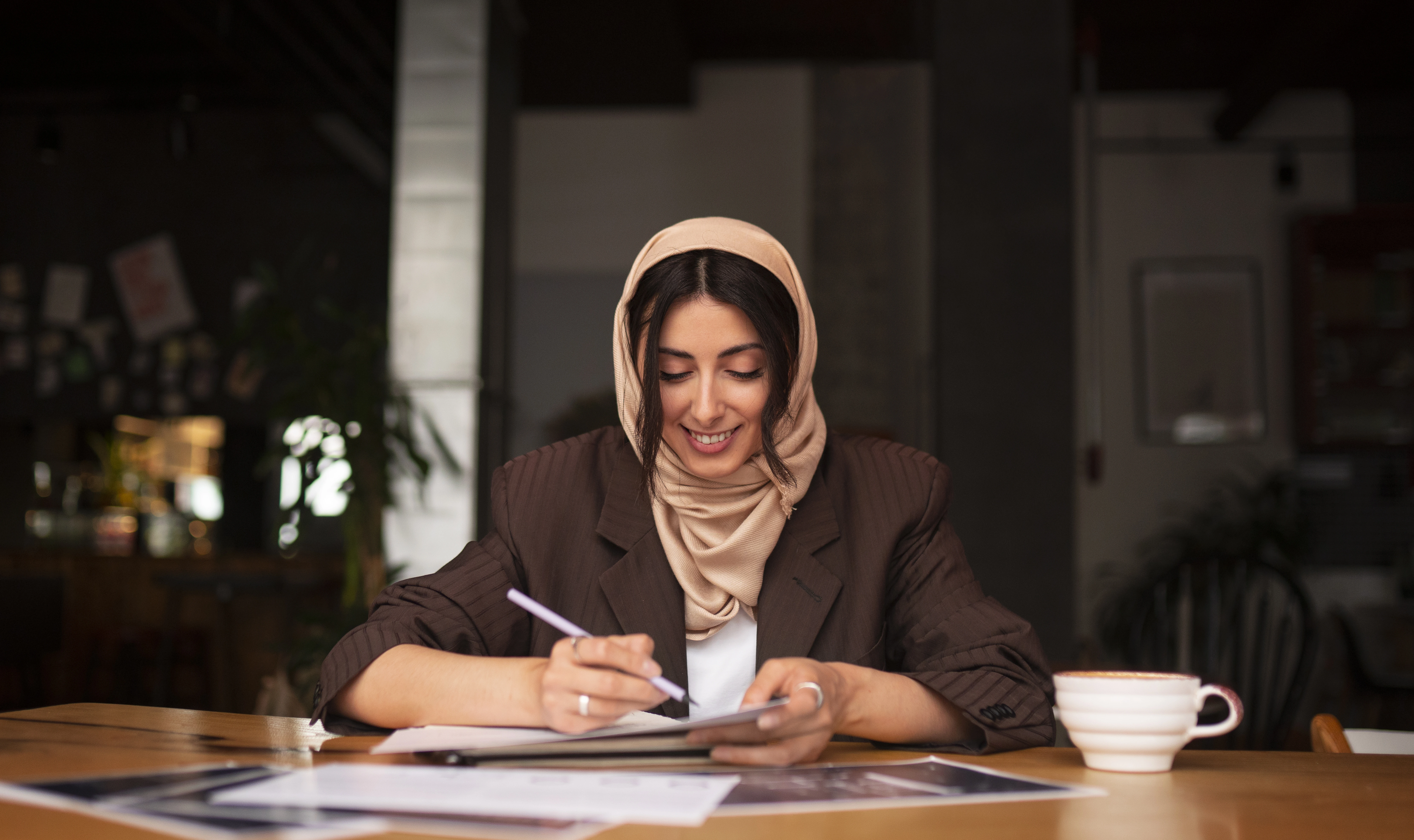 kobi education-beasiswa cairo excellence-gambar wanita dari timur tengah sedang belajar dengan sangat ceria