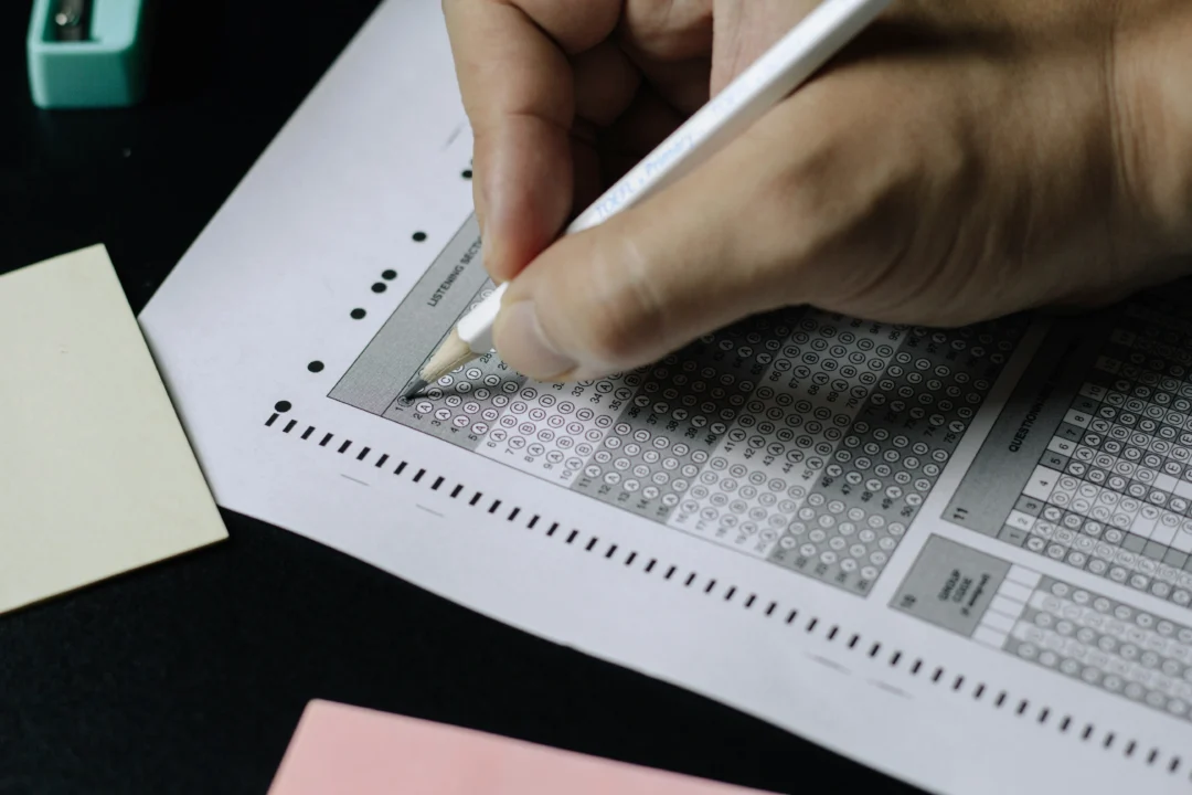 kobi education-tips toefl itp-gambar seseorang sedang mengerjakan tes dengan menggunakan pensil warna putih