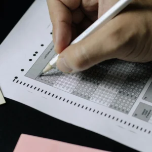 kobi education-tips toefl itp-gambar seseorang sedang mengerjakan tes dengan menggunakan pensil warna putih