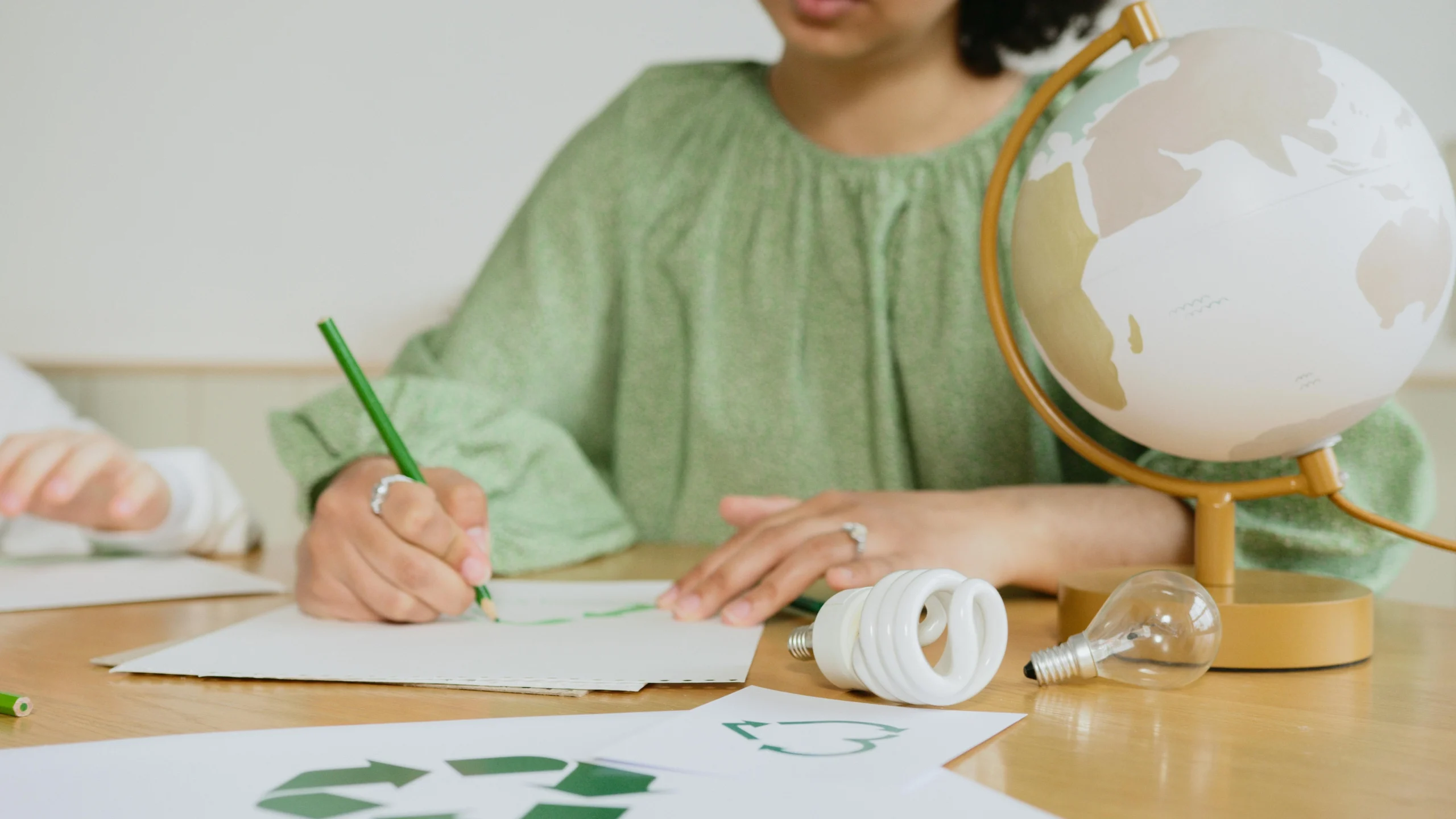 kobi education-beasiswa s1 luar negeri fully funded terfavorit-gambar wanita dengan memakai pakaian berwarna hijau muda sedang serius belajar