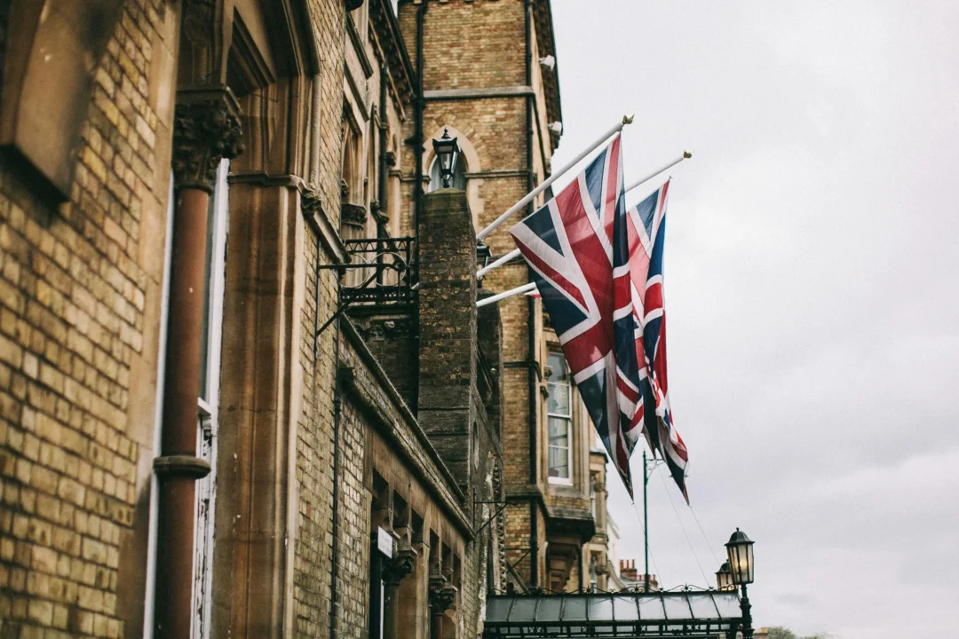 kobi education-jurusan populer di inggris-gambar bendera uk yang bergantung di suatu bangunan tertentu