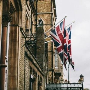kobi education-jurusan populer di inggris-gambar bendera uk yang bergantung di suatu bangunan tertentu