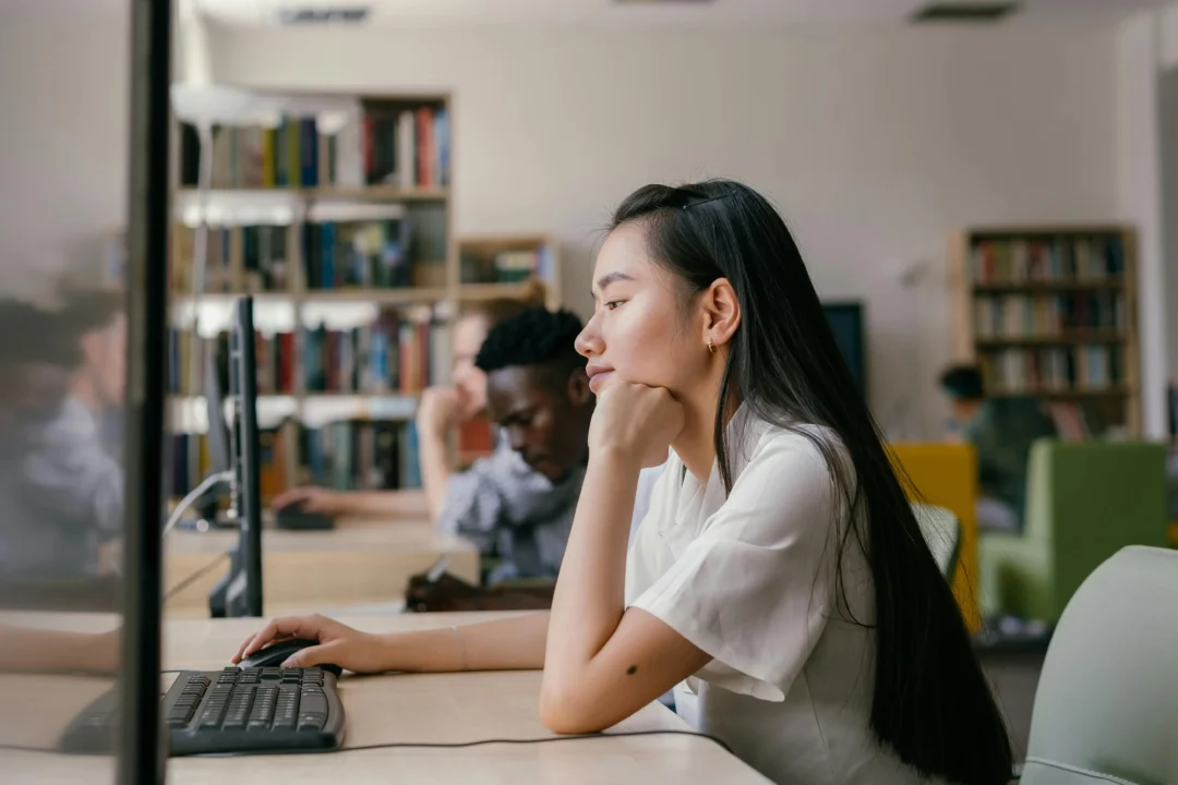 kobi education-langkah riset beasiswa luar negeri-gambar siswa sedang membaca tips dari blog lewat komputer