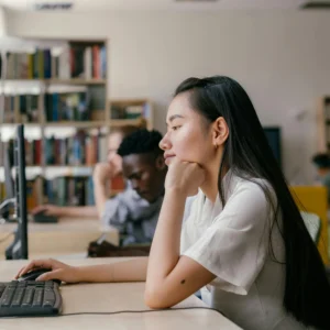 kobi education-langkah riset beasiswa luar negeri-gambar siswa sedang membaca tips dari blog lewat komputer