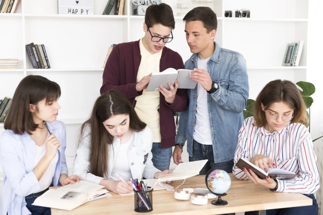 kobi education-jurusan unik yang terbaik di dunia-gambar berbagai karyawan kreatif sedang bekerja sama dalam melakukan pekerjaan mereka