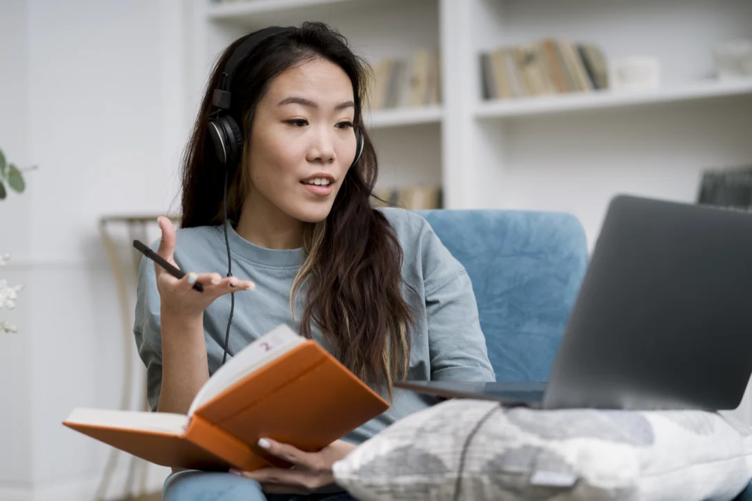 kobi education-lembaga toefl yang diakui cpns-gambar perempuan sedang mengikuti kelas online toefl di dalam rumahnya