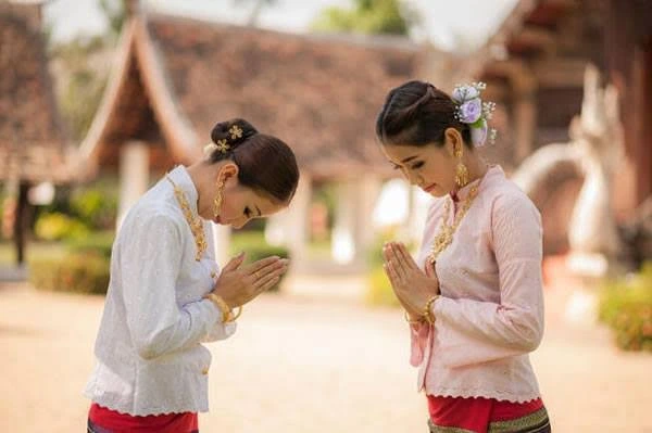 kobi education-adaptasi budaya ketika kuliah luar negeri-gambar tampilan perilaku seseorang yang menghargai kebudayaan dengan orang lain