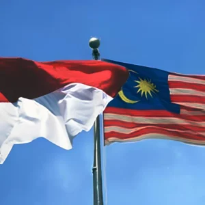 kobi education-perbedaan kuliah s1 di malaysia dan indonesia-gambar bendera indonesia dan malaysia yang berdiri bersampingan