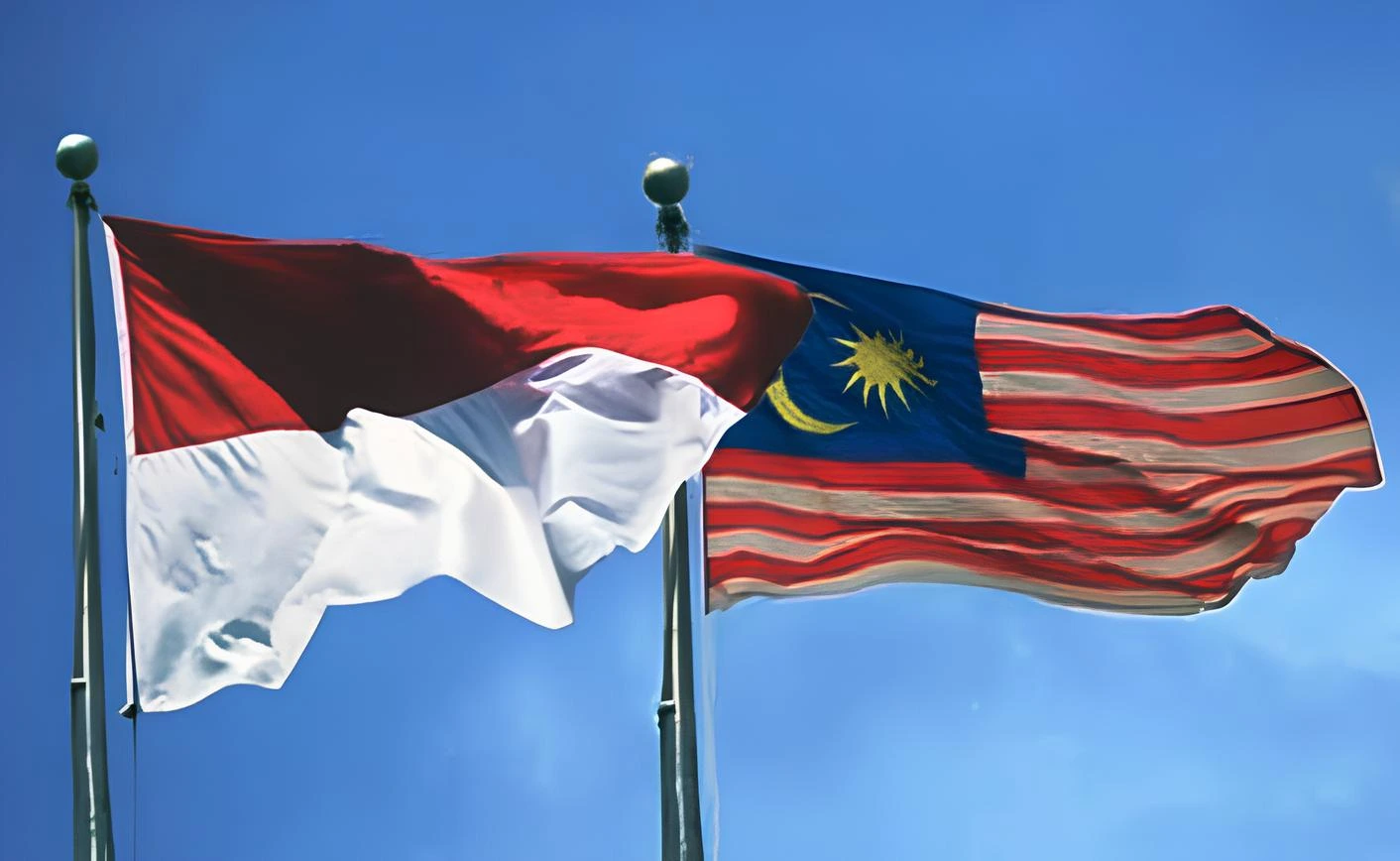 kobi education-perbedaan kuliah s1 di malaysia dan indonesia-gambar bendera indonesia dan malaysia yang berdiri bersampingan