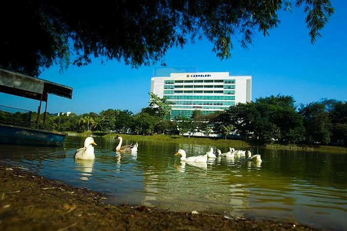 kobi education-perbedaan kuliah s1 di malaysia dan indonesia-gambar universiti malaysia pada siang hari