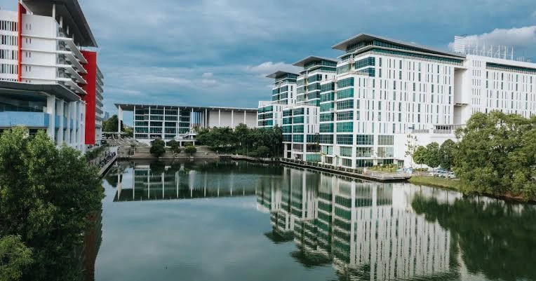kobi education-perbedaan kuliah s1 di malaysia dan indonesia-gambar universitas taylor