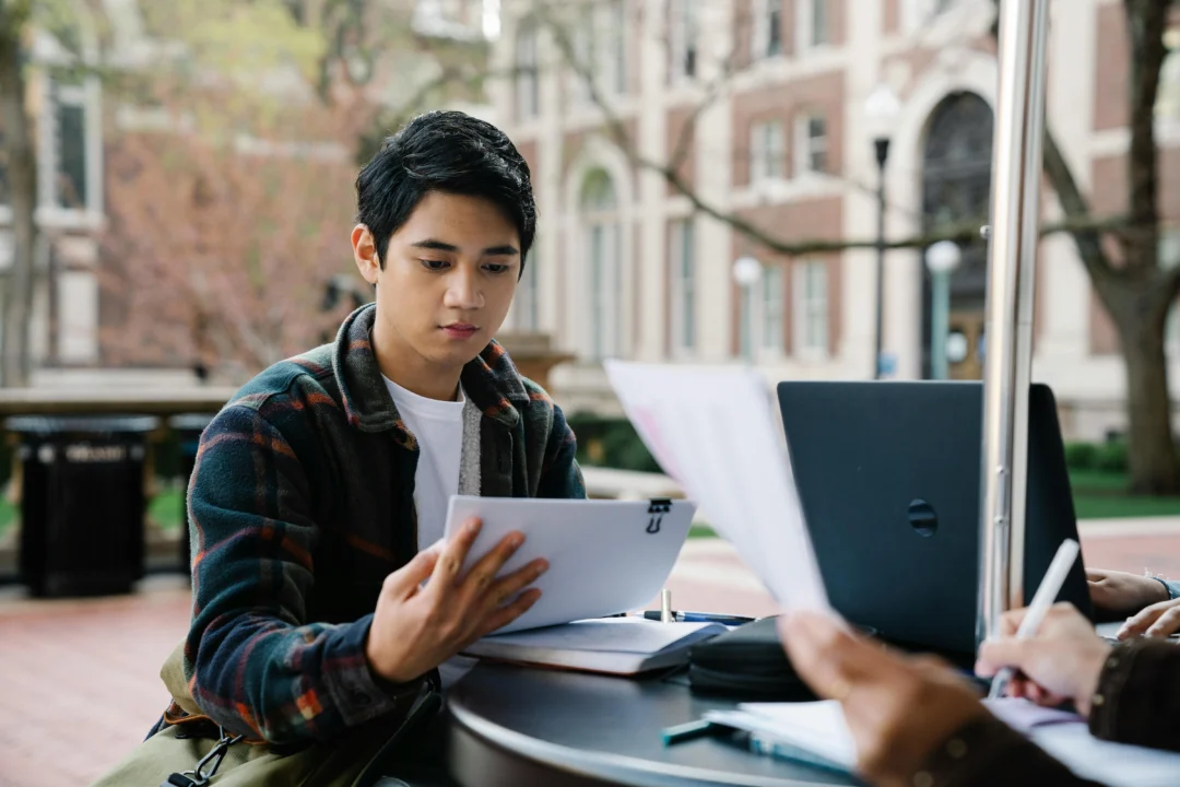 kobi education-beasiswa fully funded s2 austria-gambar pria sedang melihat dokumen mengenai tugas kuliah yang sedang ia kerjakan