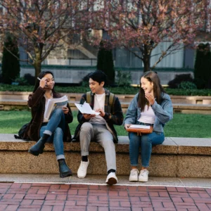 kobi education-perbedaan university dan college buat s1 di amerika-gambar tiga kerabat sedang membahas mengenai projek kuliah dengan tema sosial