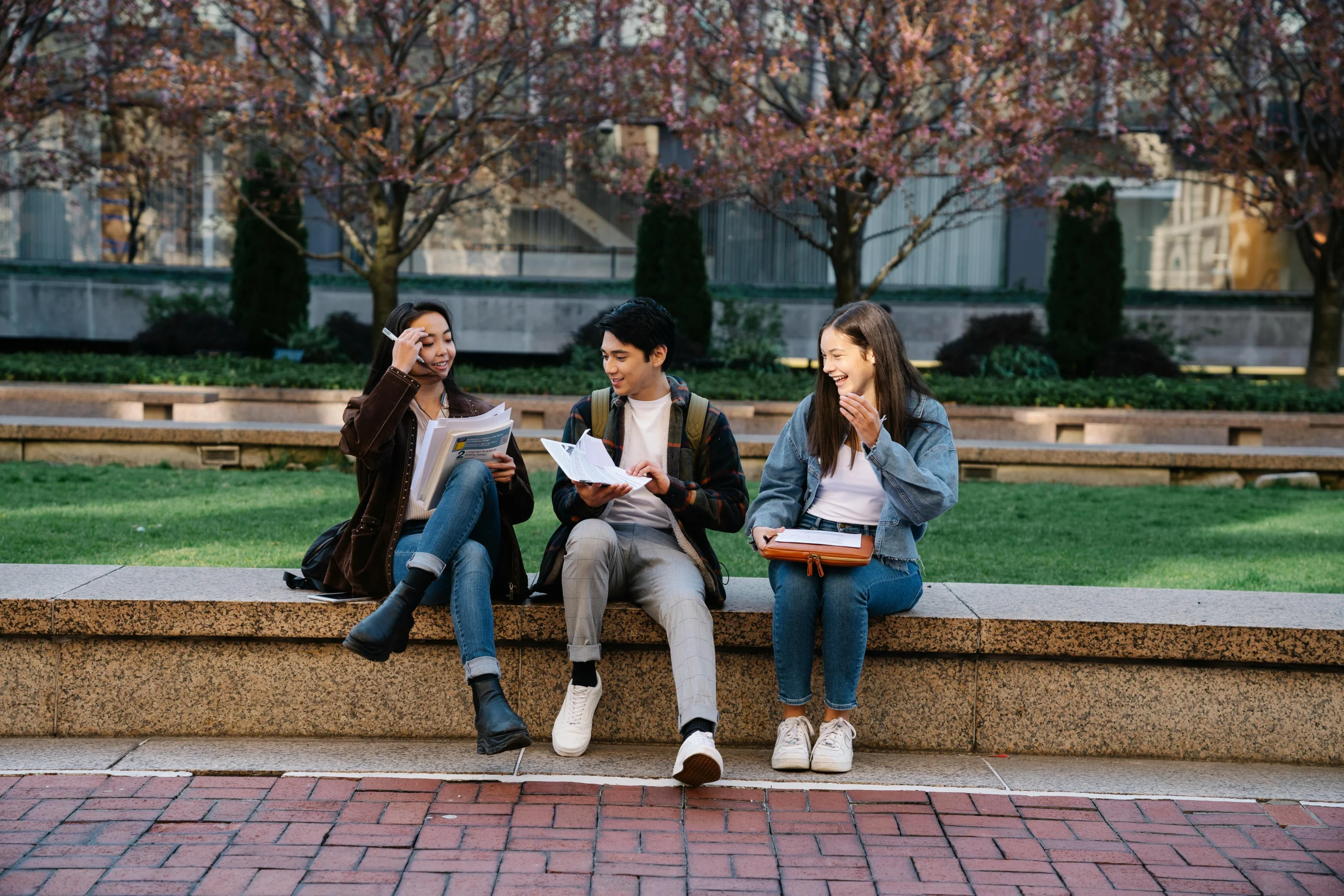 kobi education-perbedaan university dan college buat s1 di amerika-gambar tiga kerabat sedang membahas mengenai projek kuliah dengan tema sosial