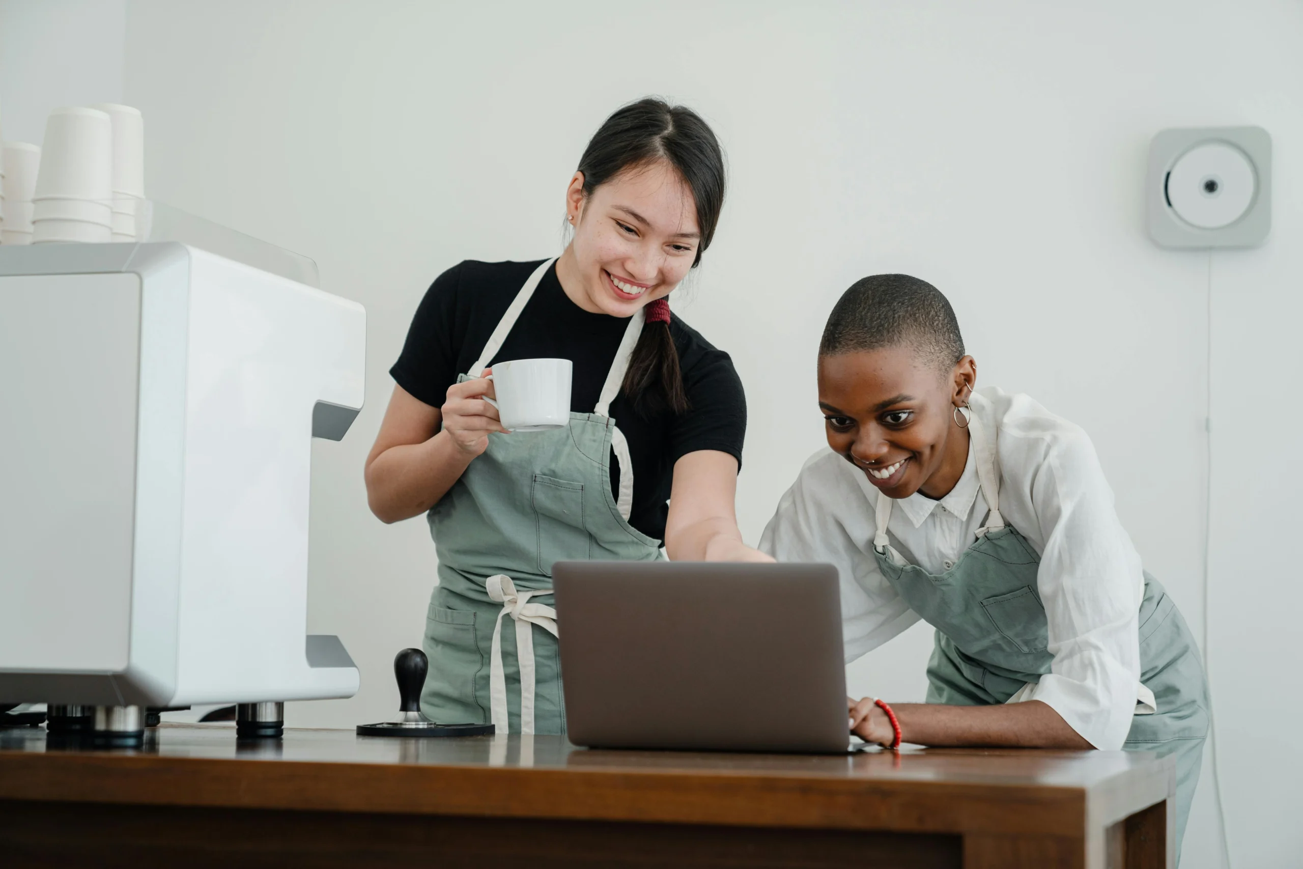 kobi education-part time legal buat mahasiswa s1 luar negeri di australia-gambar mahasiswa sedang melakukan pekerjaan waktu luang sebagai barista