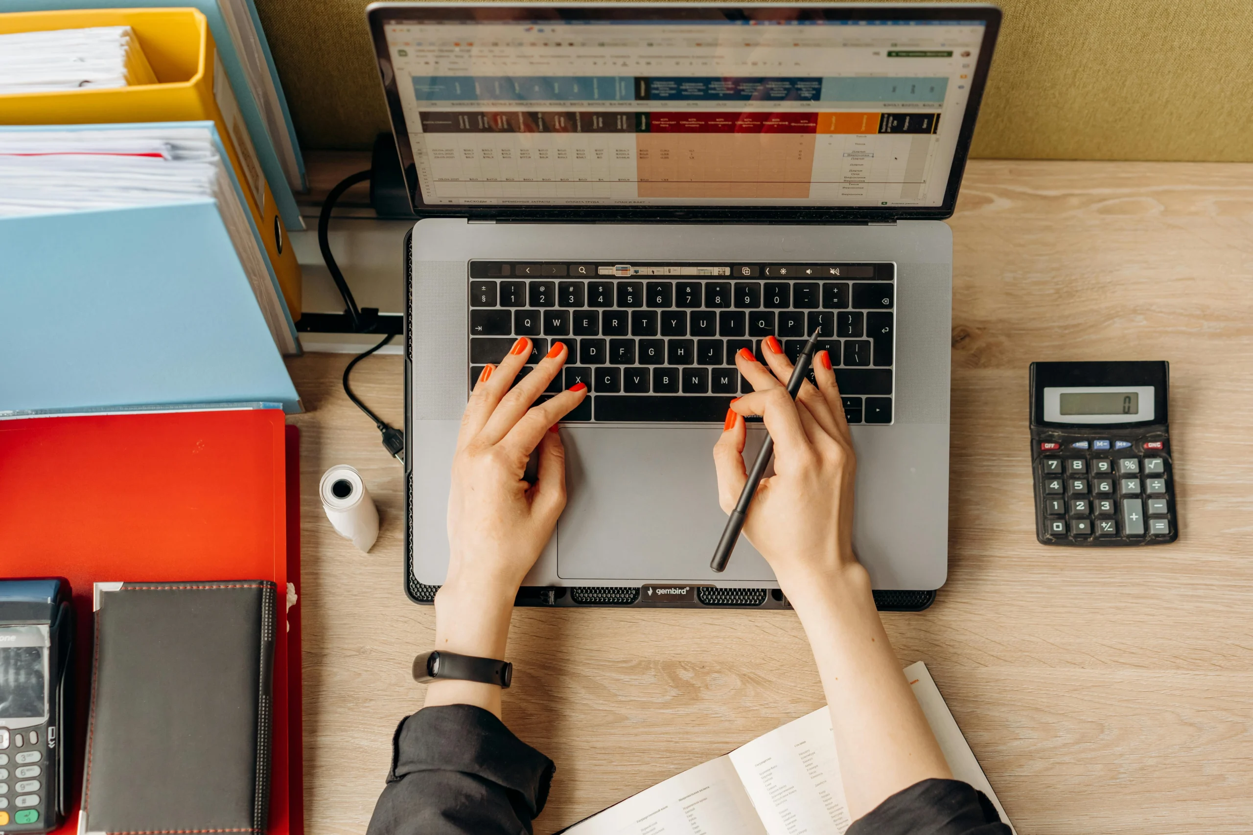 kobi education-aplikasi pendukung belajar ielts buat pemula-gambar seseorang sedang merangkai rencana pekerjaan via laptop