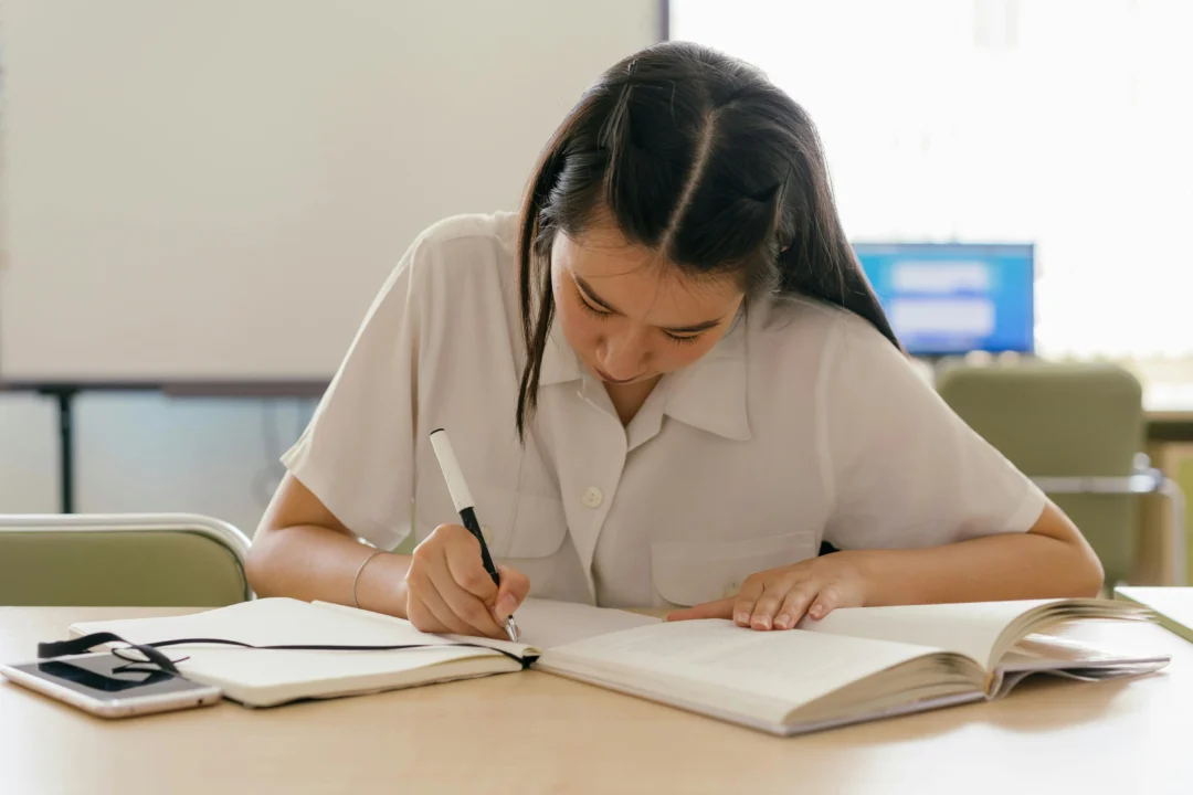 kobi education-belajar sat untuk pemula-gambar siswi sedang belajar dengan serius buat persiapan sat test