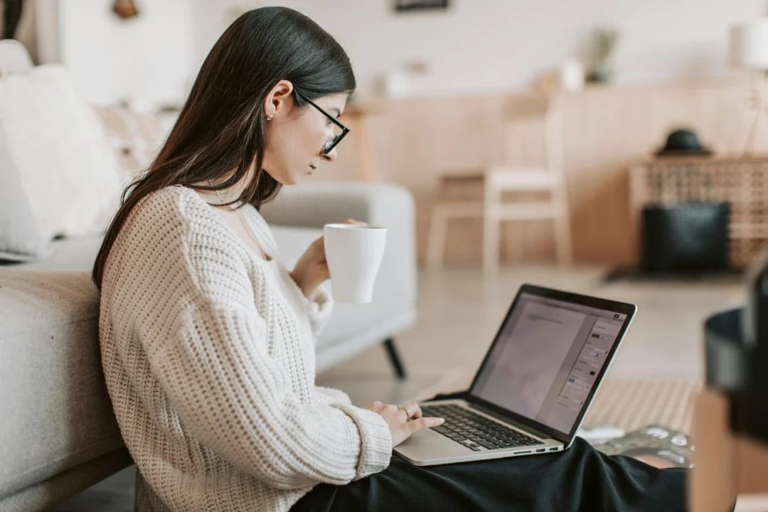 kobi education-universitas tanpa syarat sat-gambar perempuan yang menggunakan kacamata sedang melakukan riset data study abroad