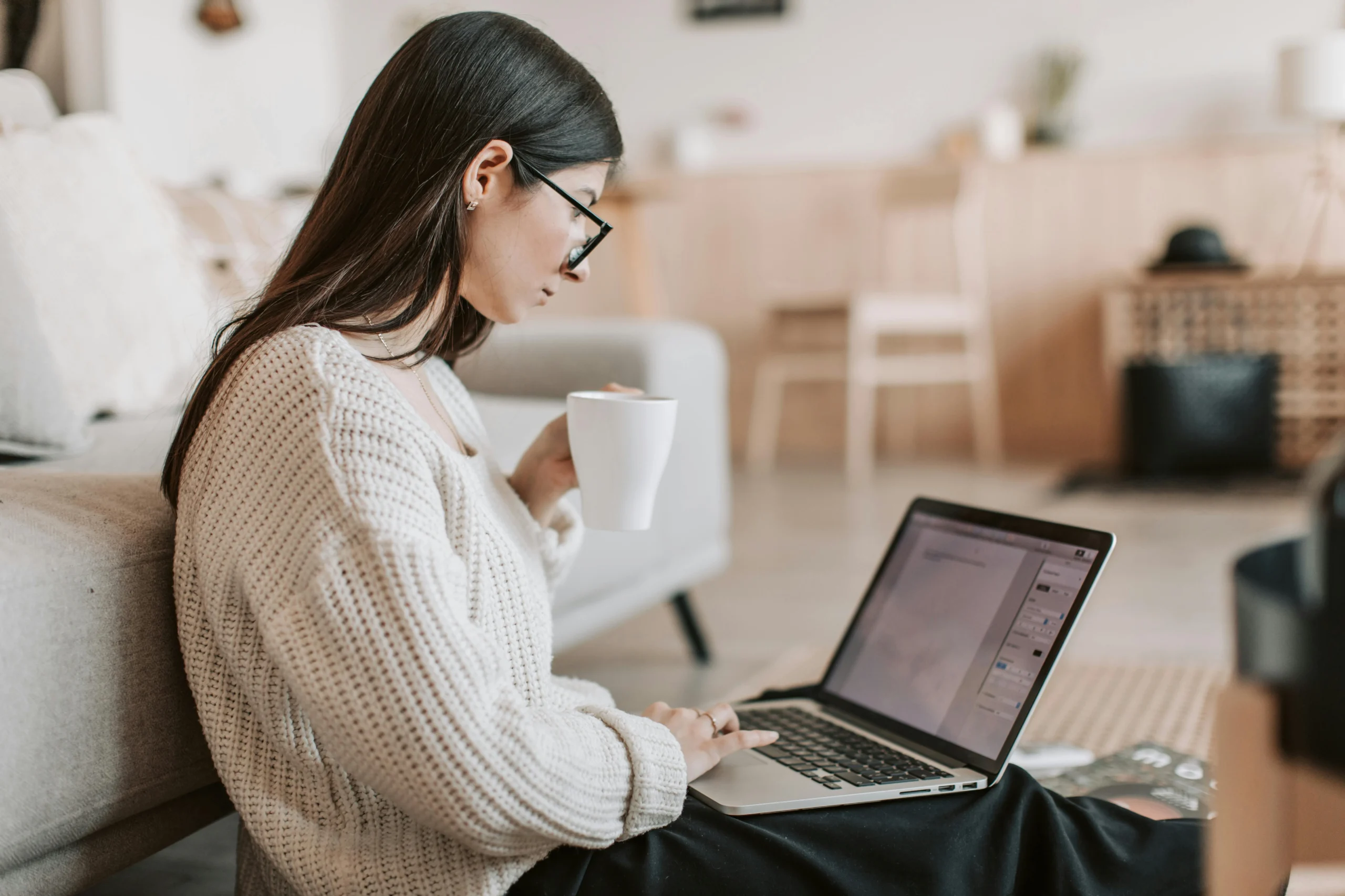 kobi education-universitas tanpa syarat sat-gambar perempuan yang menggunakan kacamata sedang melakukan riset data study abroad