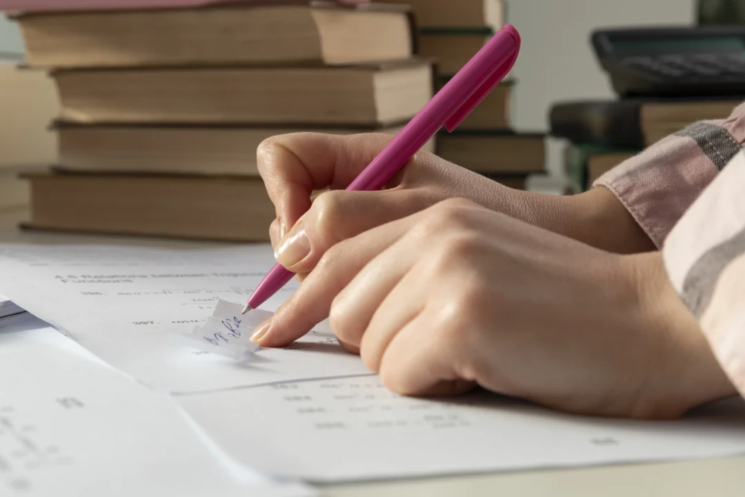 kobi education-cara daftar sat di indonesia-gambar seseorang sedang menulis catatan buat persiapan tes sat