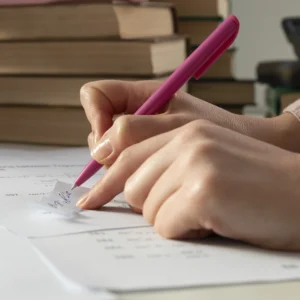 kobi education-cara daftar sat di indonesia-gambar seseorang sedang menulis catatan buat persiapan tes sat