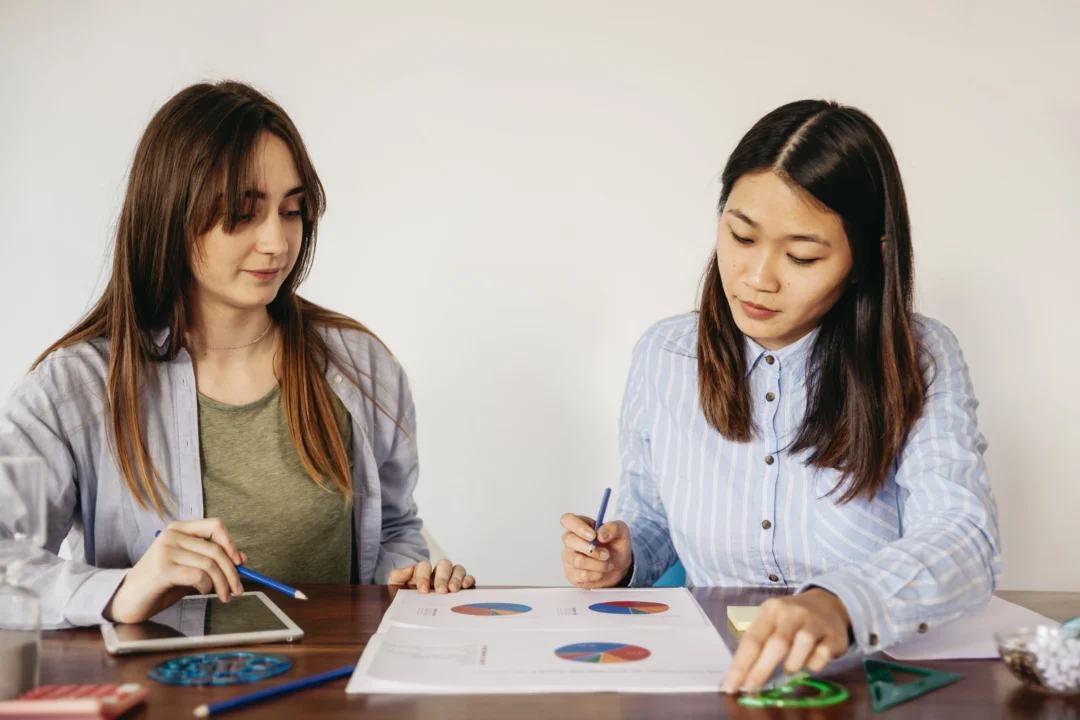 kobi education-strategi mengatur waktu pengerjaan sat-gambar dua kerabat sedang membahas mengenai strategi untuk menghadapi tes ilmiah