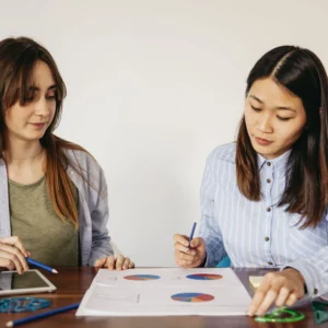 kobi education-strategi mengatur waktu pengerjaan sat-gambar dua kerabat sedang membahas mengenai strategi untuk menghadapi tes ilmiah