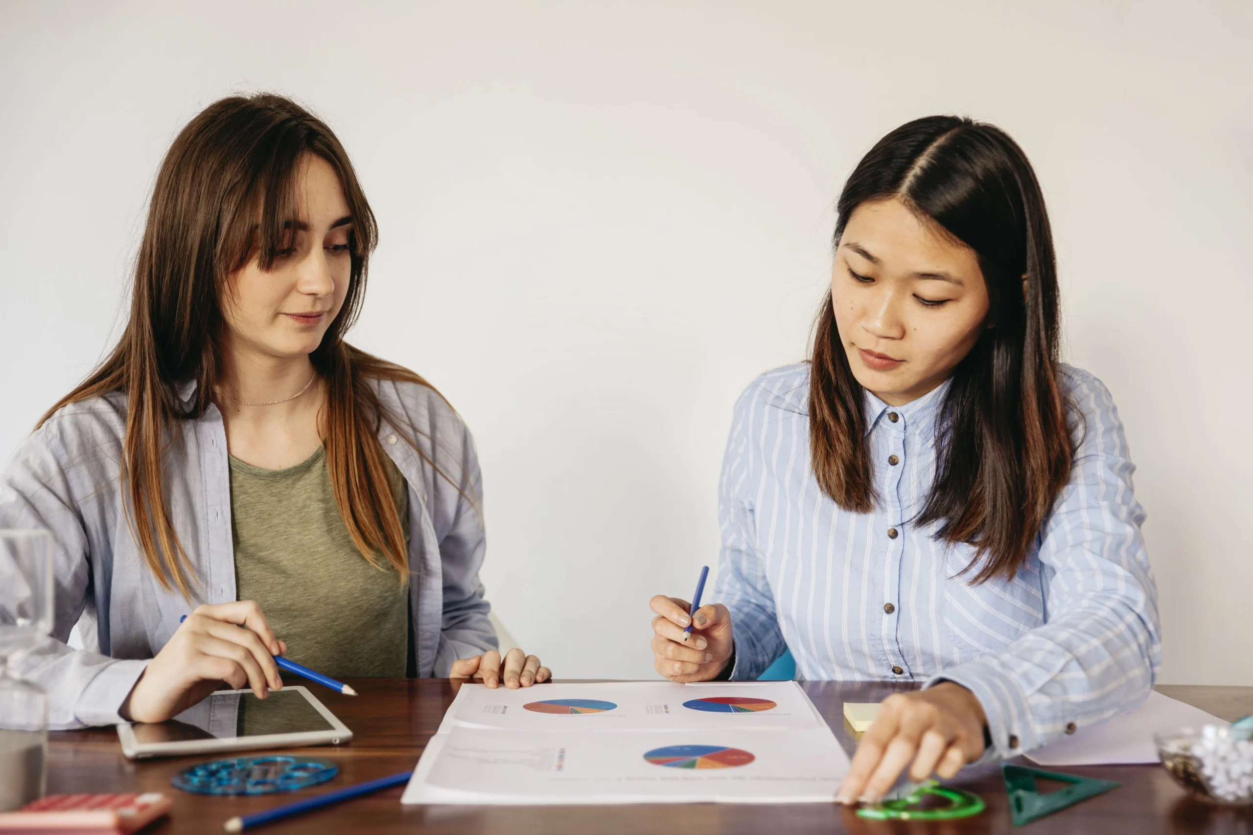 kobi education-strategi mengatur waktu pengerjaan sat-gambar dua kerabat sedang membahas mengenai strategi untuk menghadapi tes ilmiah