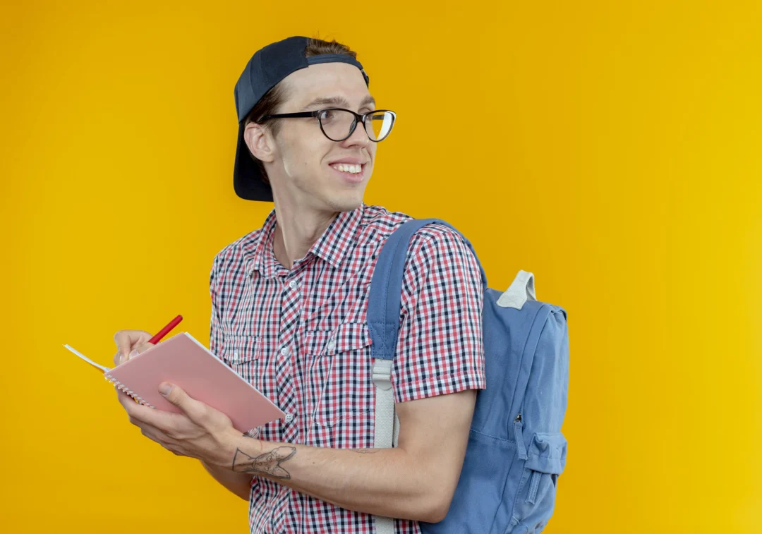 kobi education-strategi gap year-gambar seseorang sedang tersenyum dengan background berwarna kuning