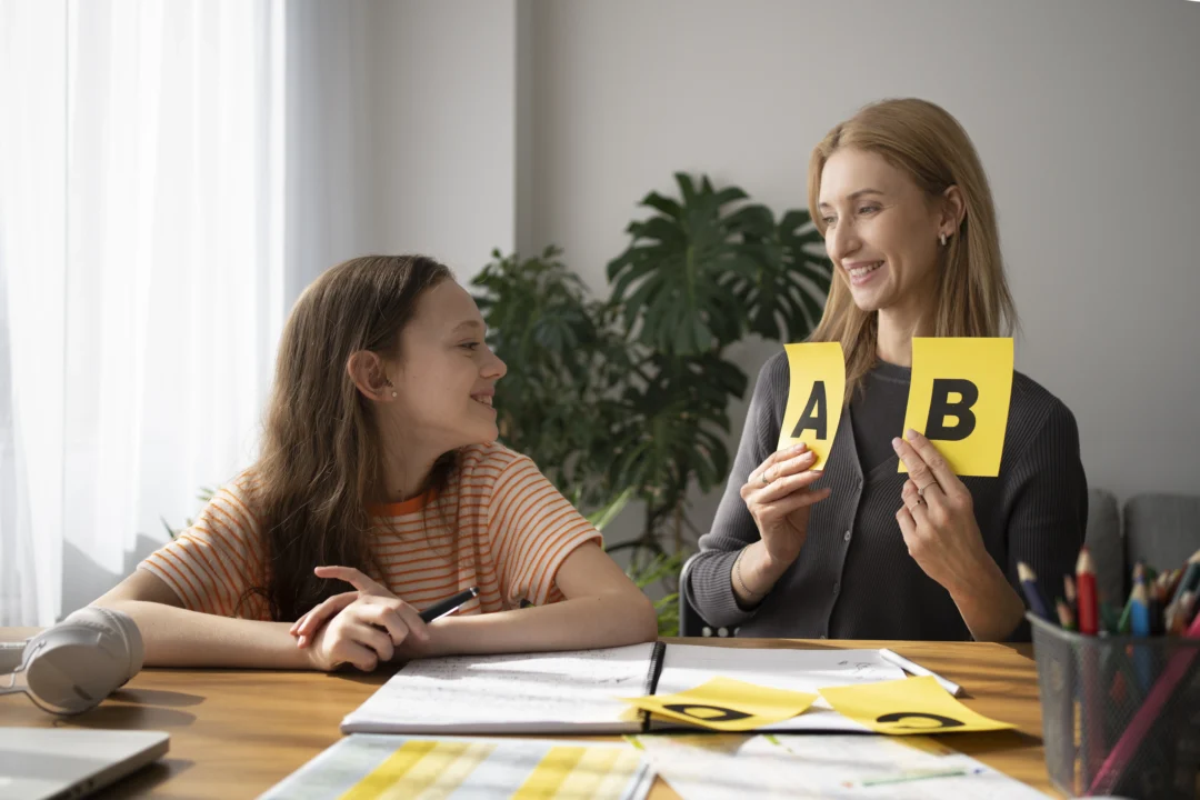 kobi education-cara bikin anak kelas 10 semangat belajar ielts-gambar seorang ibu sedang mengajarkan anaknya dengan sangat ceria
