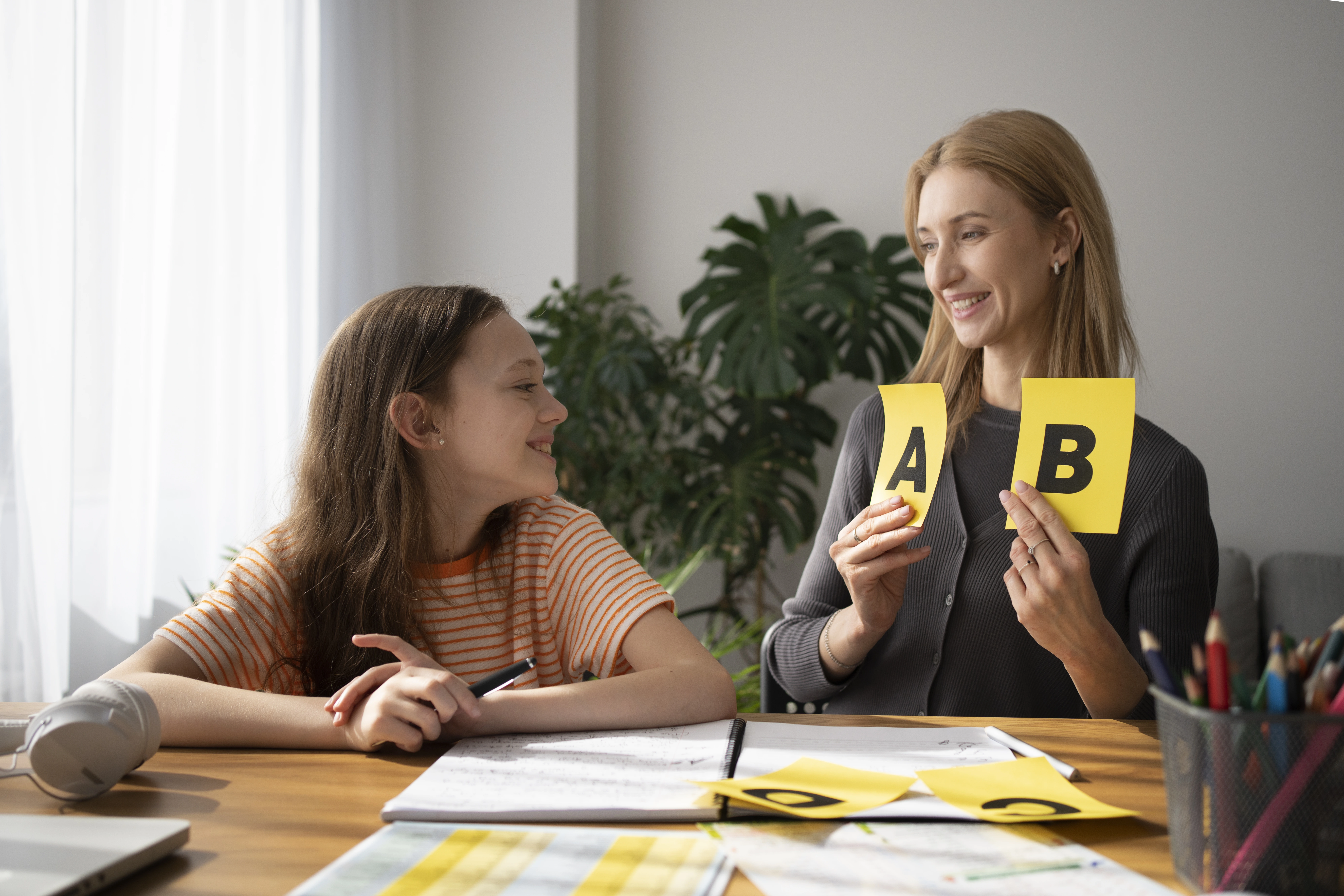 kobi education-cara bikin anak kelas 10 semangat belajar ielts-gambar seorang ibu sedang mengajarkan anaknya dengan sangat ceria