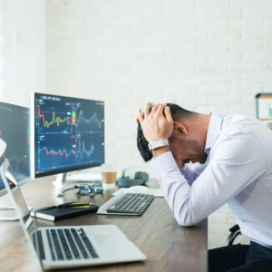 kobi education-tips hemat bagi orang tua untuk biayai anak study abroad-gambar karyawan sedang stress karna berbagai masalah yang sedang menimpa dia