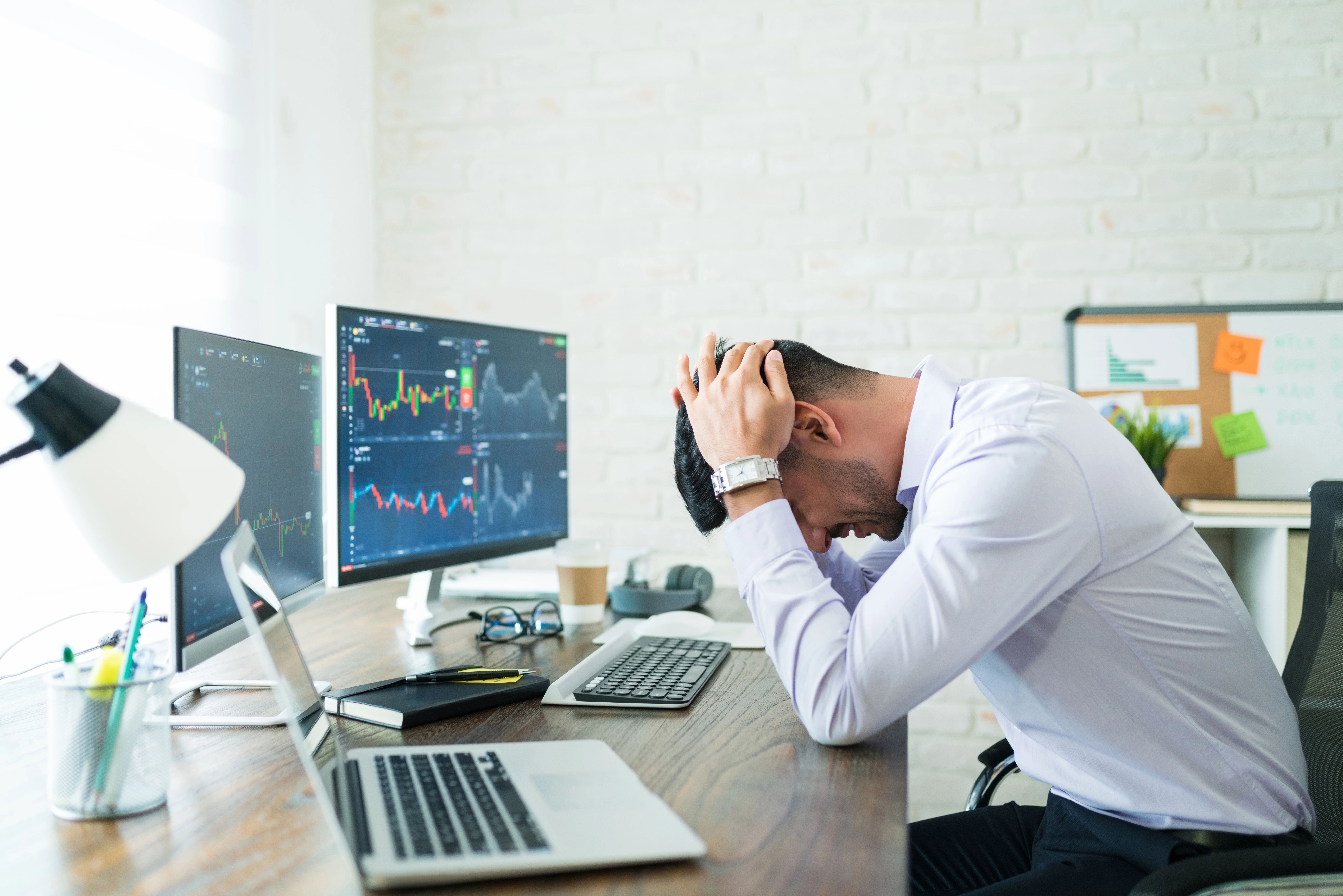 kobi education-tips hemat bagi orang tua untuk biayai anak study abroad-gambar karyawan sedang stress karna berbagai masalah yang sedang menimpa dia